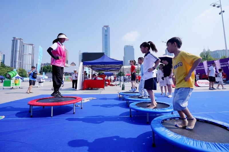 Kaiyun体育网站：2024年全民健身日暨广州市第二十届体育节·蹦床运动嘉年华顺利举办(图2)