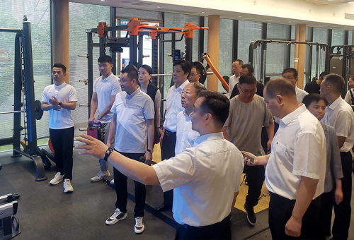 国家体育总局领导莅临舒华体育承建的篮球公园参观考(图1)