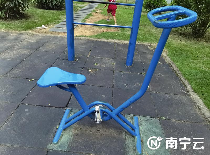 Kaiyun（中国体育）：居民担忧：公共健身器材老化损耗谁来维护？(图2)