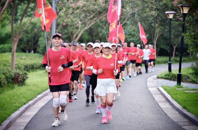 Kaiyun体育网站：盐都区：“走进景区跑遍盐城”——盐塘河公园欢乐跑活动圆满完成(图1)