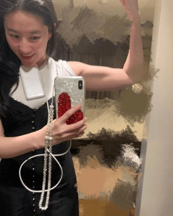 Kaiyun体育网站：刘亦菲在家健身大秀多肉身材傲人上围太吸睛被叫阿姨巧妙回应(图11)