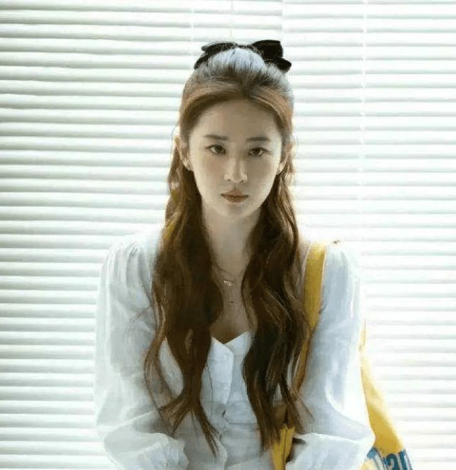 Kaiyun体育网站：刘亦菲在家健身大秀多肉身材傲人上围太吸睛被叫阿姨巧妙回应(图1)