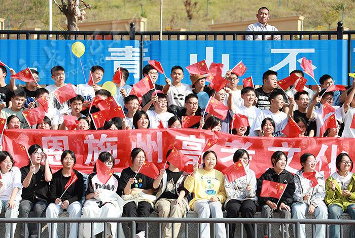 Kaiyun（中国体育）：新华社客户端湖北频道｜2024年第四届“全民健身健康中国”全国县域足球赛湖北赛区总决赛在巴东激情开赛(图6)