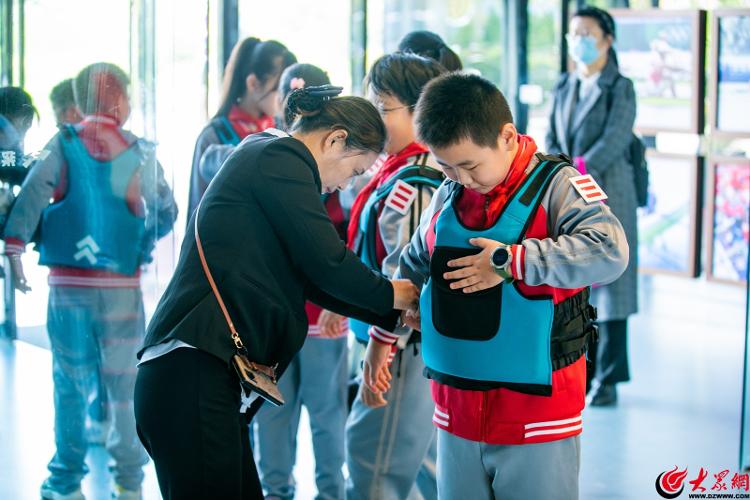 Kaiyun体育网站：2024年全国赛艇“奋进新征程运动促健康”全民健身志愿服务活动（青岛站）启动(图5)