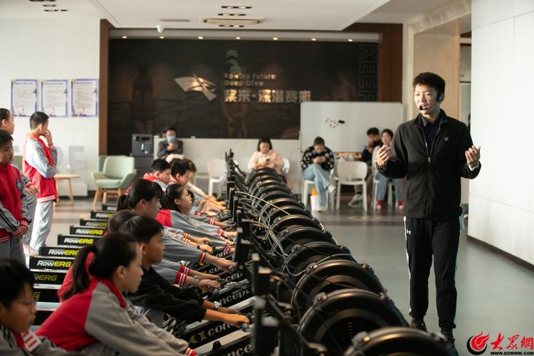 Kaiyun体育网站：2024年全国赛艇“奋进新征程运动促健康”全民健身志愿服务活动（青岛站）启动(图3)