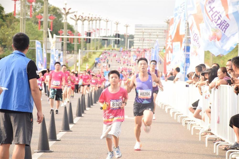 Kaiyun体育网站：2024中国全民健身走(跑)大赛(四川·遂宁船山站)城市联动接力赛暨青少年体能跑酷大赛落幕(图3)