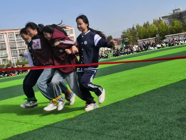 体育育人绽放青春活力——萧县王寨中学举行2024年秋季运动会(图5)