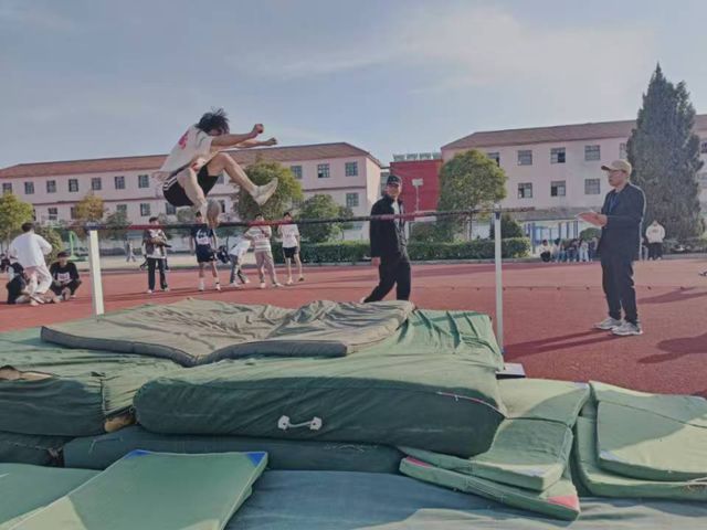 体育育人绽放青春活力——萧县王寨中学举行2024年秋季运动会(图7)