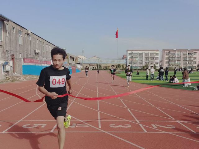 体育育人绽放青春活力——萧县王寨中学举行2024年秋季运动会(图6)