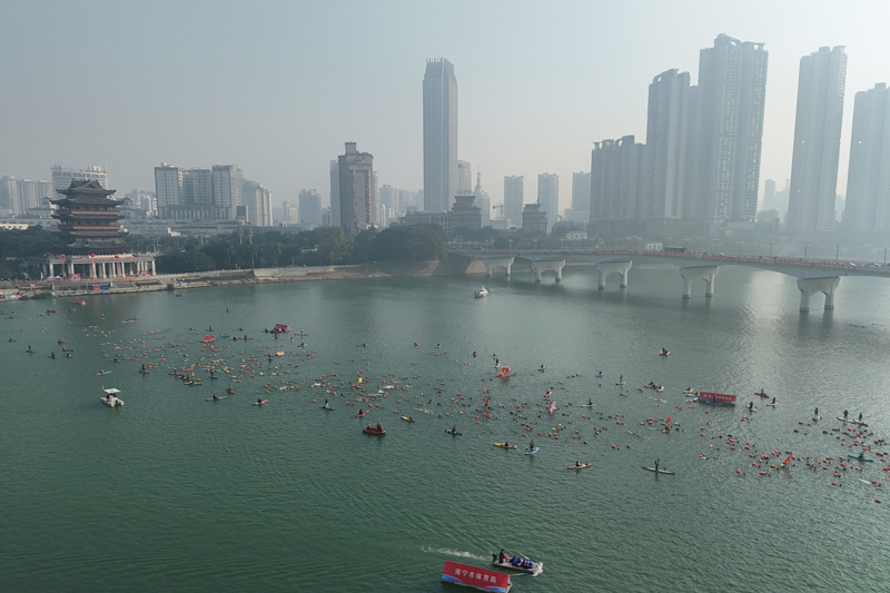 Kaiyun体育网站：为全民健身喝彩！全国各地3000多名“泳士”横渡邕江(图2)