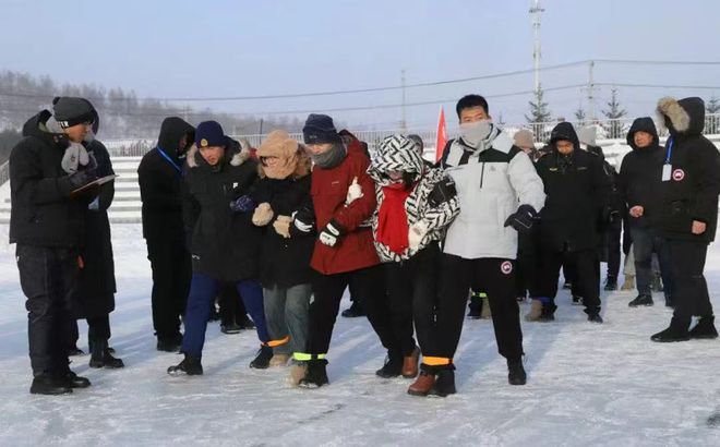 激情迎亚冬冰雪暖世界——大兴安岭新林区举办2024-2025年度全民健身助力亚冬社区冰雪趣味运动会(图4)