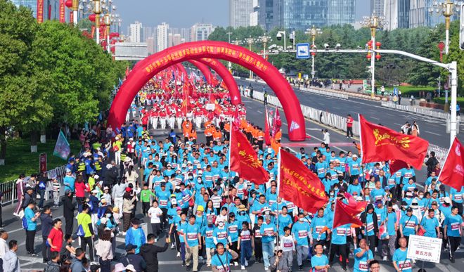 临沂市第十五届全民健身运动会开幕式暨第九届万人健步行开幕(图1)