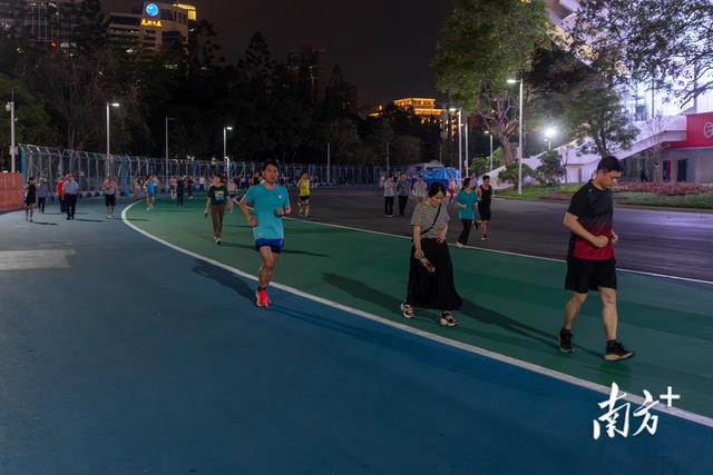 “夜跑圣地”焕新！一条跑道“跑”出体育消费新活力(图1)