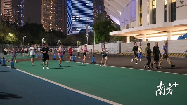 “夜跑圣地”焕新！一条跑道“跑”出体育消费新活力(图6)