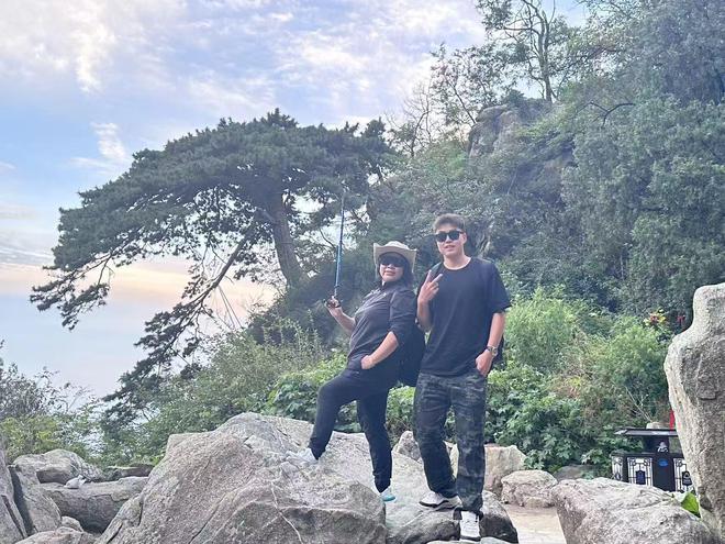 山东大学生泰山陪爬月入5位数！五一咨询量是平时两倍：已成立工作室毕业后专职陪爬(图4)