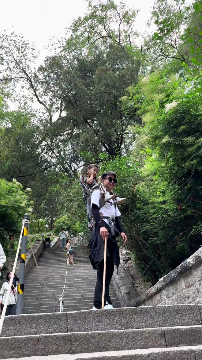 山东大学生泰山陪爬月入5位数！五一咨询量是平时两倍：已成立工作室毕业后专职陪爬(图1)