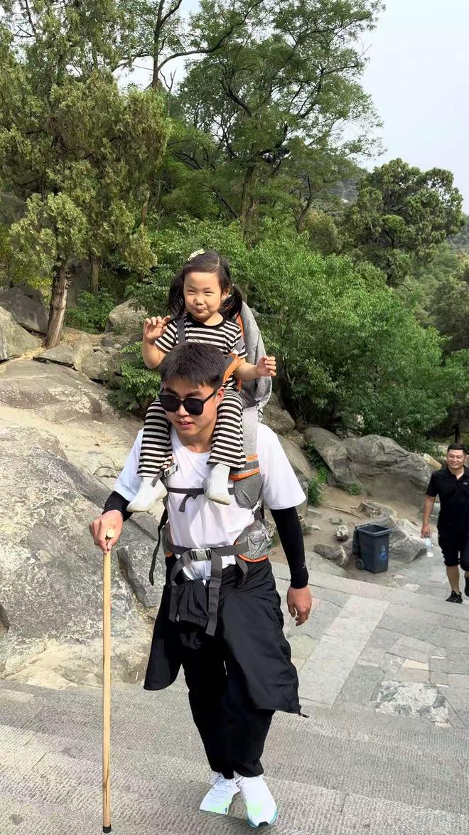 山东大学生泰山陪爬月入5位数！五一咨询量是平时两倍：已成立工作室毕业后专职陪爬(图2)