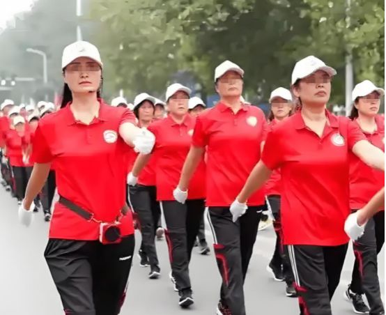 暴走团200人夜闯国道交警喊话无人理卡车司机一脚油门：走个痛快(图1)