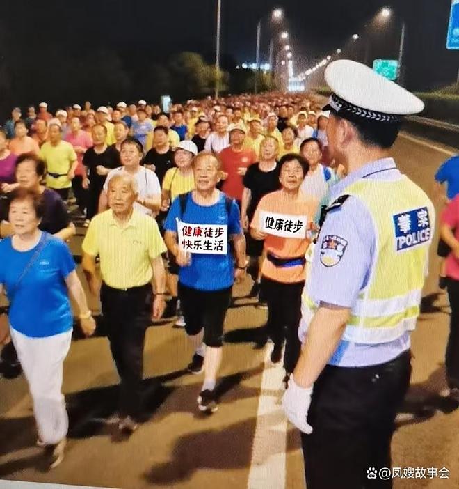 老头老太压马路街道办劝说未果货车司机：让她走(图2)