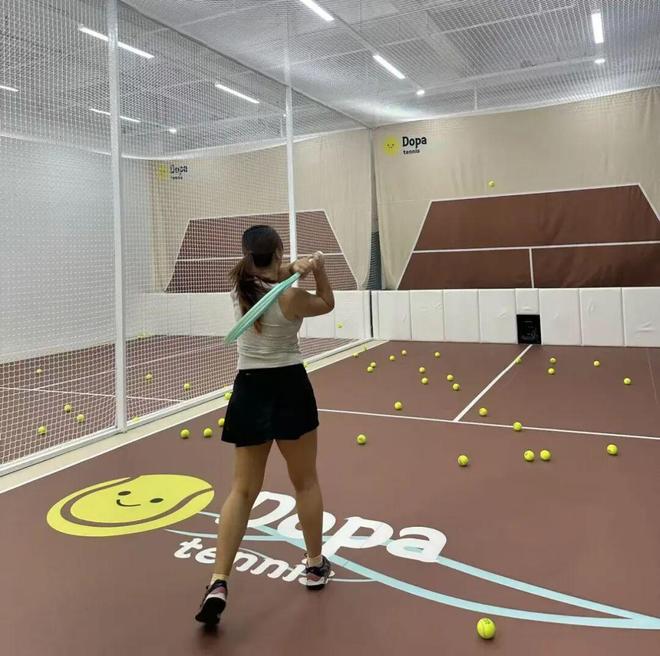 Kaiyun体育网站：当代年轻人流行在学练馆打网球(图2)