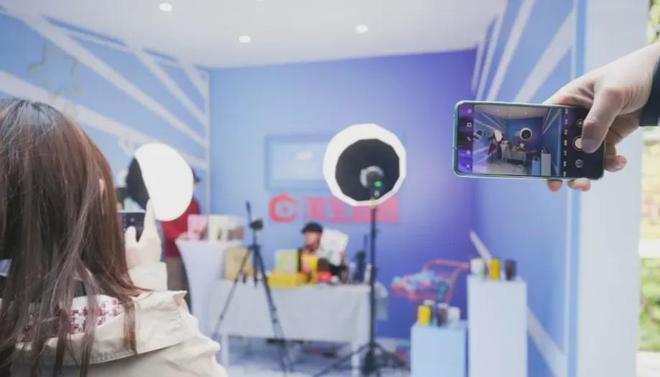 从董宇辉到李佳琦：个人IP转型与直播电商的价值重构(图16)