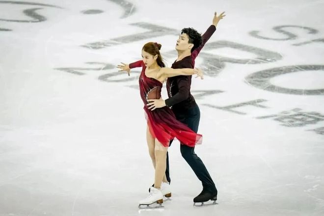 Kaiyun体育网站：陈芋汐、诸韵颖助力全民冰雪热第十二届全国大众冰雪季上海分会场启动(图10)