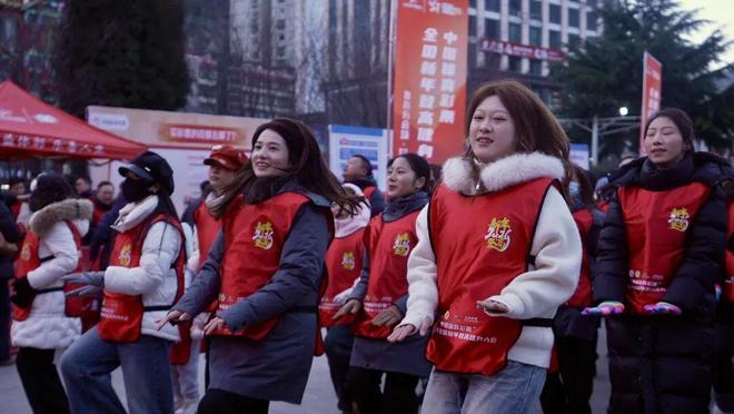1300余人齐登高！康定上演全民健身潮开启活力新年(图2)