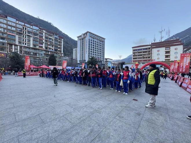 1300余人齐登高！康定上演全民健身潮开启活力新年(图3)