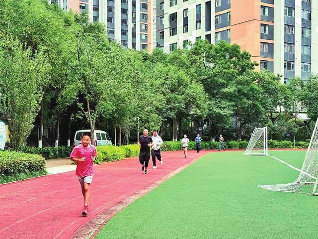 云南省昆明市人均体育场地面积达305平方米(图1)