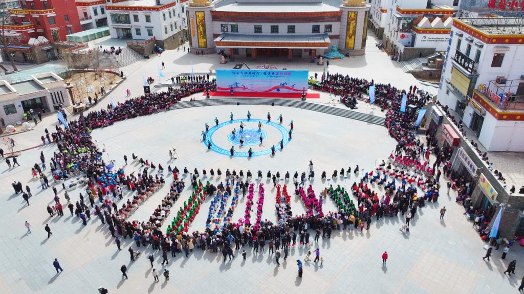 锅庄舞动新时代·携手奋进新征程——夏河县举办纪念“三八”国际劳动妇女节全民健身锅庄舞展演活动(图1)