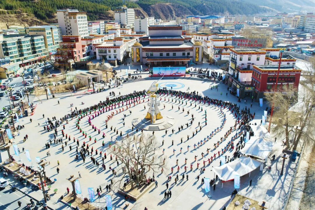 锅庄舞动新时代·携手奋进新征程——夏河县举办纪念“三八”国际劳动妇女节全民健身锅庄舞展演活动(图2)