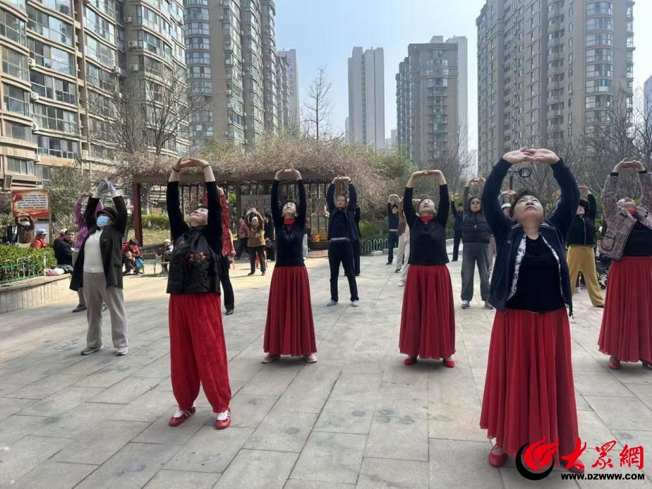 Kaiyun（中国体育）：文化社区｜市北区合肥路街道劲松三路社区“山风海韵伴锦功千人共练健康梦”活动圆满举行(图1)