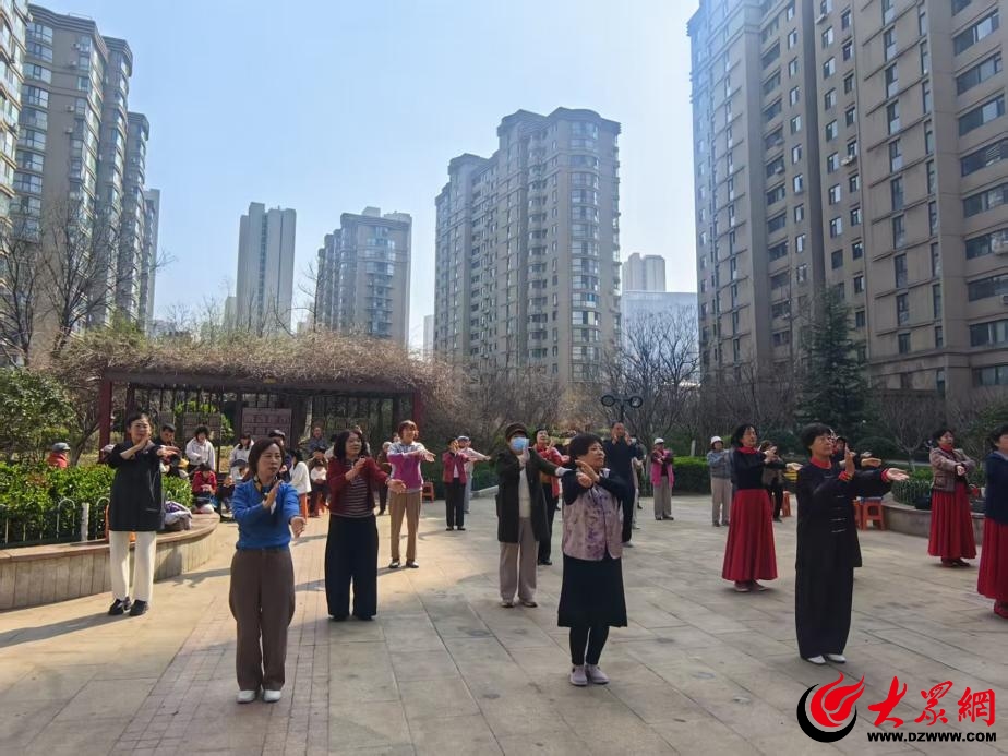 Kaiyun（中国体育）：文化社区｜市北区合肥路街道劲松三路社区“山风海韵伴锦功千人共练健康梦”活动圆满举行(图2)