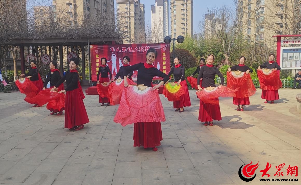 Kaiyun（中国体育）：文化社区｜市北区合肥路街道劲松三路社区“山风海韵伴锦功千人共练健康梦”活动圆满举行(图3)