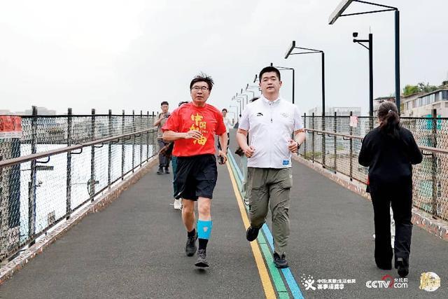 青春热跑点亮蓉城夜空2026西村大院·活力青春空中夜跑成功举办(图2)