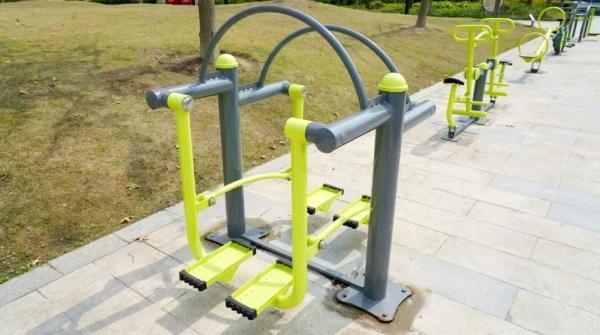 Kaiyun体育网站：免费玩、能PK……半马苏河公园上新智能健身器材(图2)