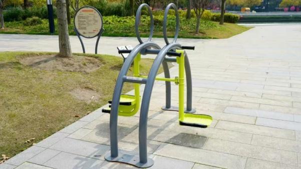 Kaiyun体育网站：免费玩、能PK……半马苏河公园上新智能健身器材(图3)