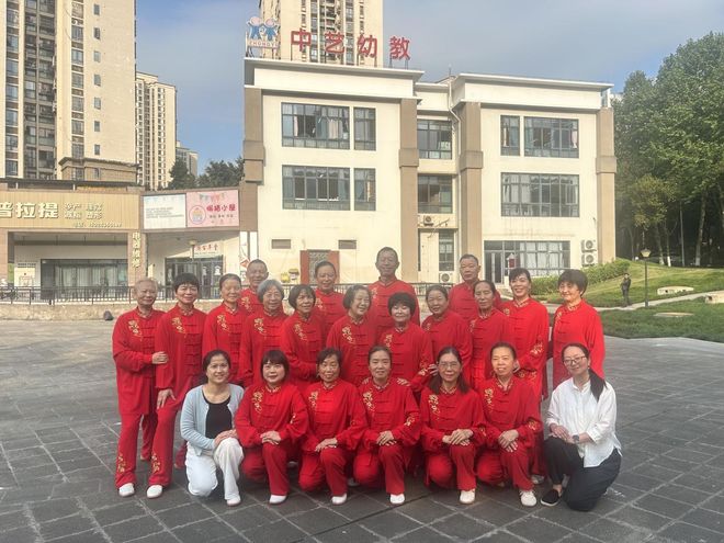 乐享健康新生活重庆市两江新区回兴街道锦华路社区开展太极拳健身活动(图1)